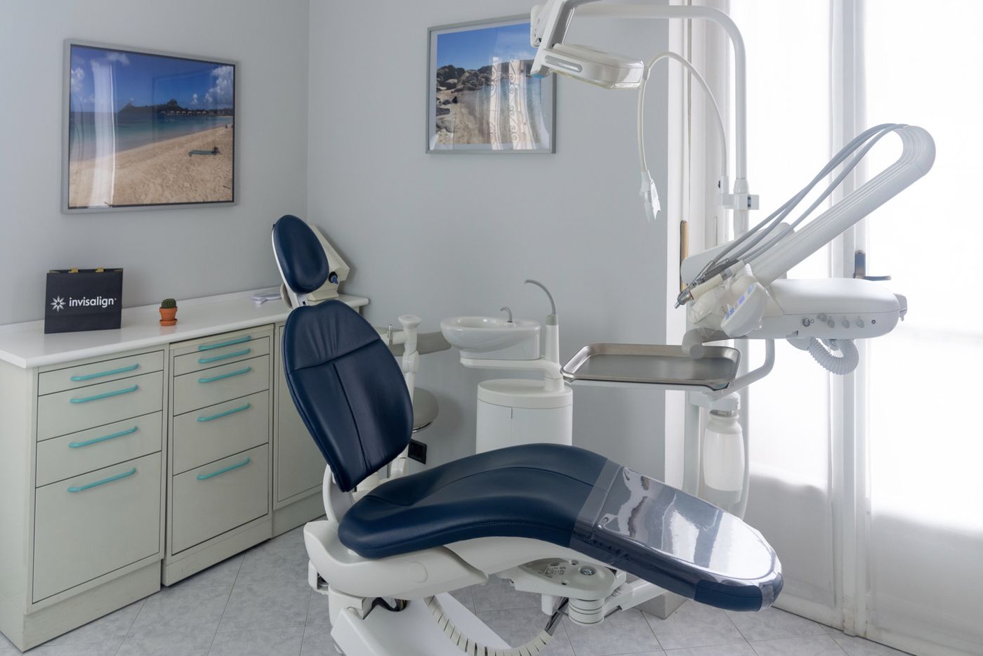 La sala di cura dello studio con la poltrona blu